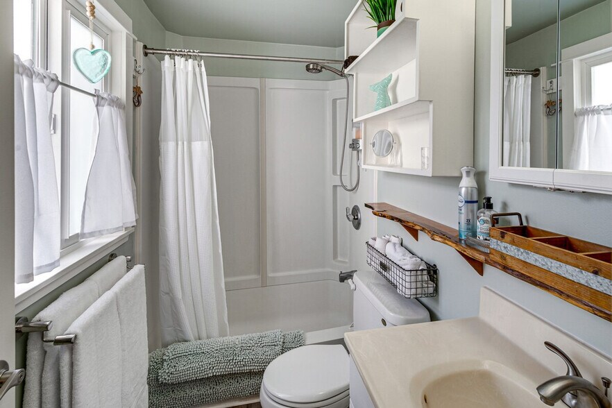 Building Photo - 4876 Railroad Ave