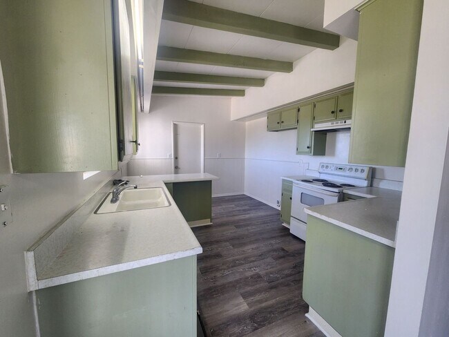 Building Photo - Newly Remodeled Large 3 Bedroom 2 Bath Home