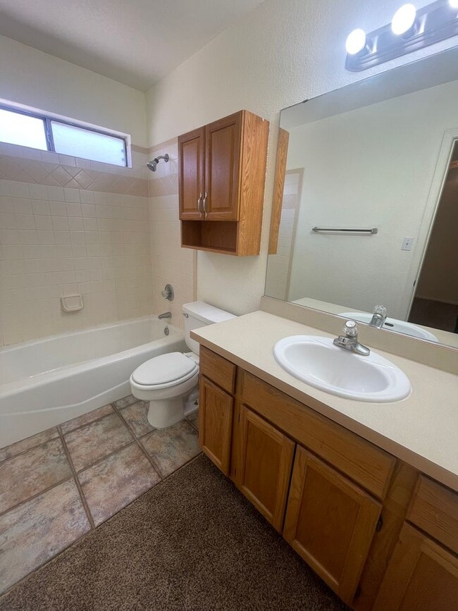 Building Photo - Charming 3-bedroom, 2-bathroom Home locate...