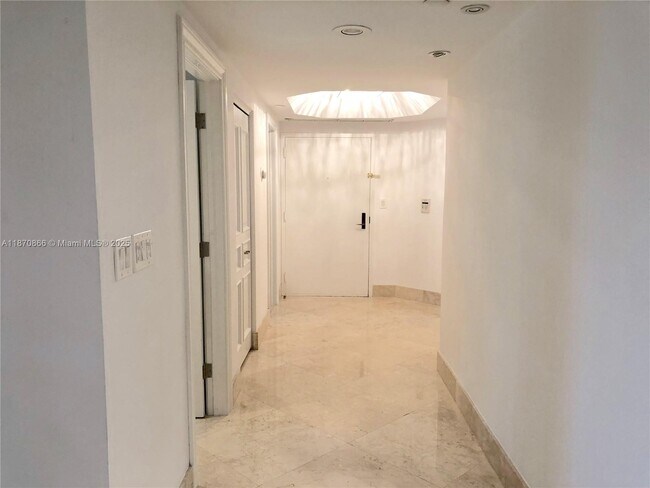 Building Photo - 2800 Island Blvd