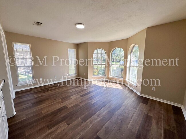 Building Photo - 803 Lakeway Dr