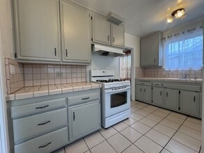 Building Photo - 3 bed & 2 bath home in EAST side Long Beach