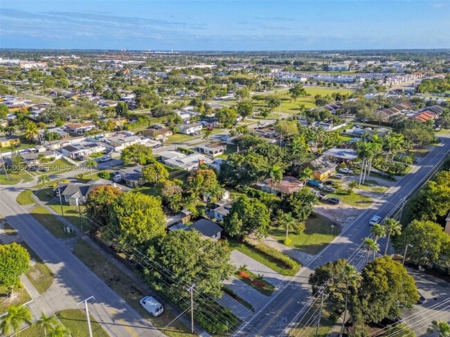 Building Photo - 1075 NE 12th Ave