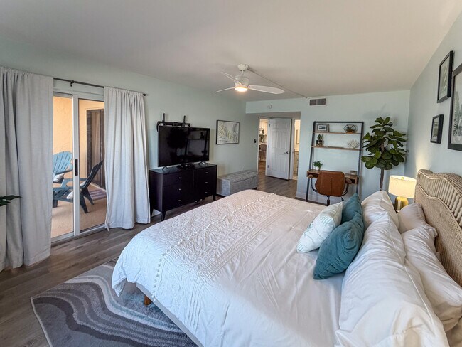 Building Photo - 10200 S Ocean Dr