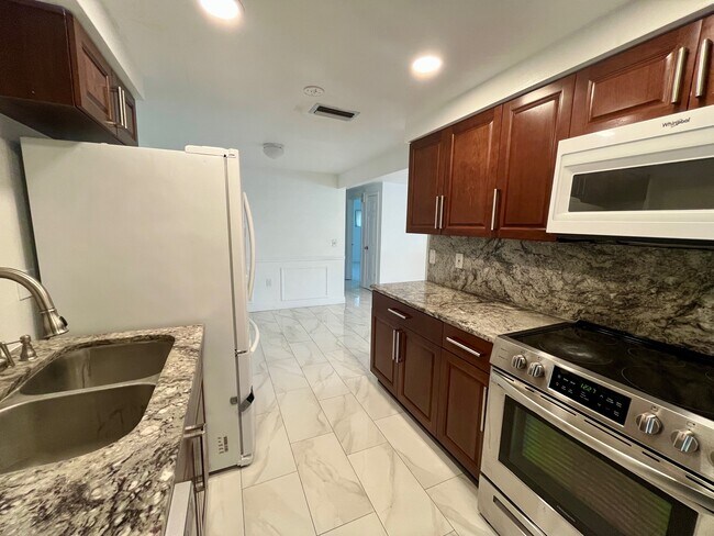 Building Photo - 5121 Dove Dr
