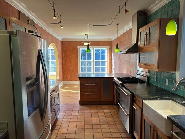 Building Photo - 2015 Franklin Ave E