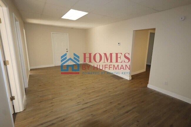 Building Photo - Four Bedroom House | One Bathroom