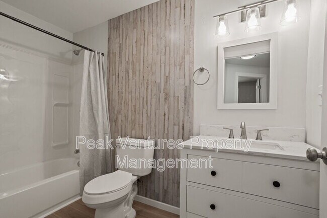 Building Photo - 704 Fairfax St