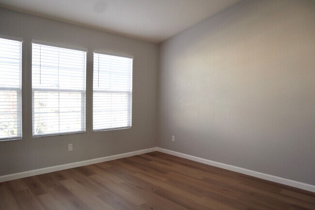 Building Photo - Beautifully Spacious 3-bedroom townhome in Fremont – Gated community!