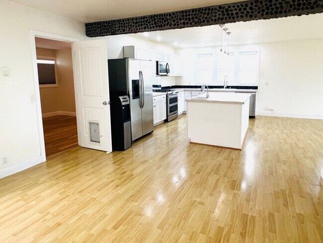 Building Photo - Beautiful 2 bedroom, + office/bonus room i...