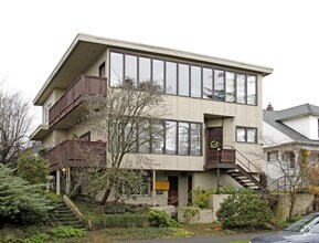 Building Photo - Chamboard Apartments