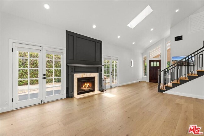Building Photo - 6443 Matilija Ave