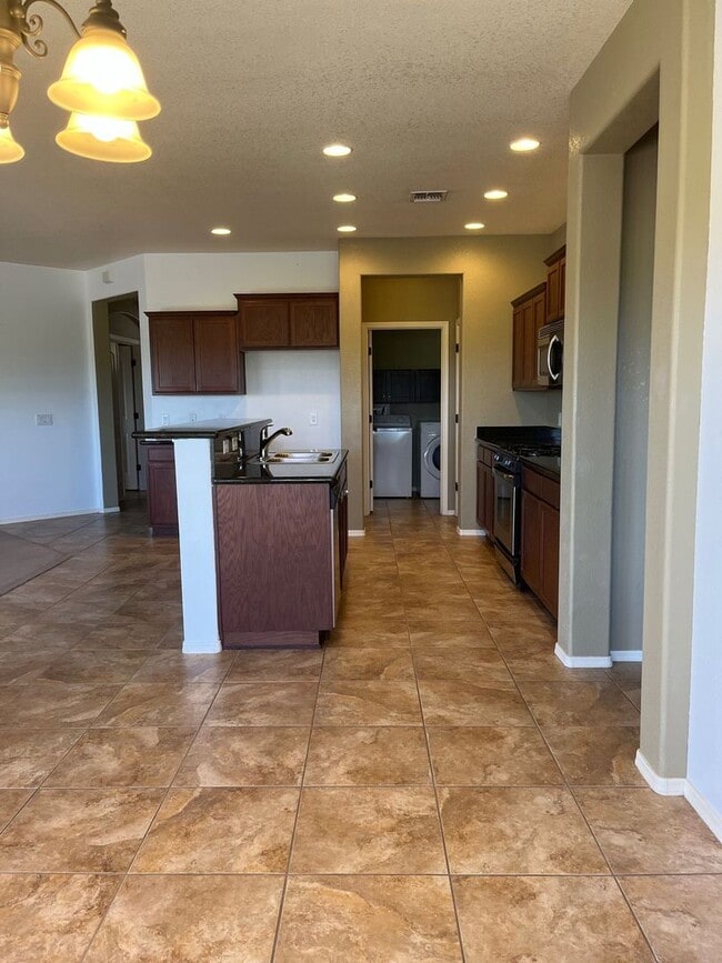 Building Photo - 1307 Paso Robles Ave