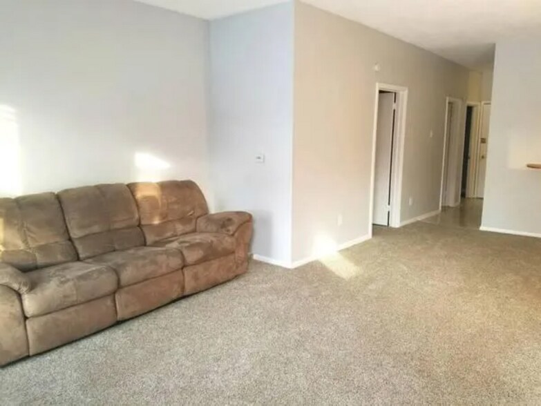 Living room - 652 Clarissa St