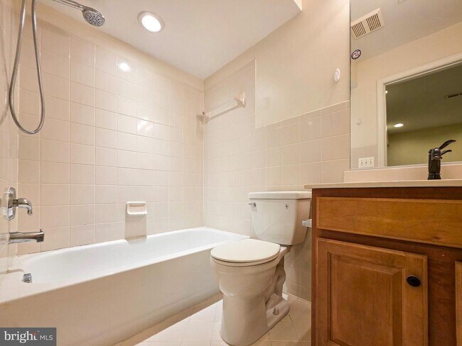 Building Photo - 3300 Broker Ln