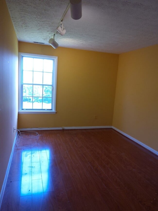 Building Photo - Two Bedroom/ Two Bath Condo at Falls Garde...