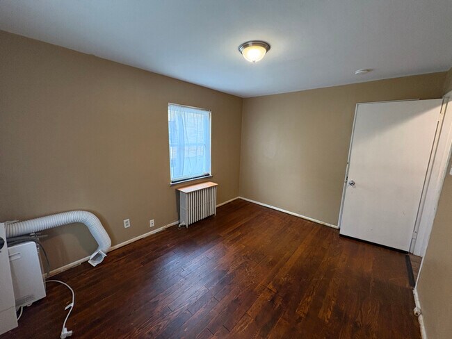 Building Photo - 14 W Victory Dr
