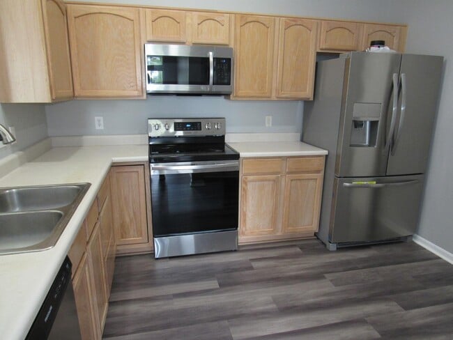 Building Photo - 6288 Lake Springs