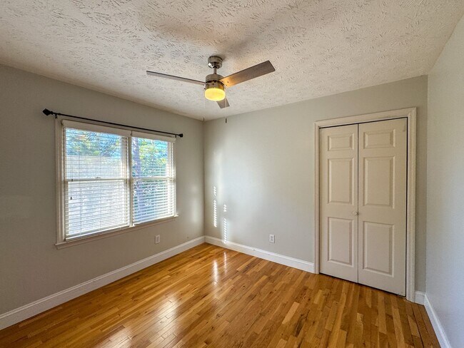 Building Photo - Charming 4 Bed, 2.5 Bath Home in King's Grant