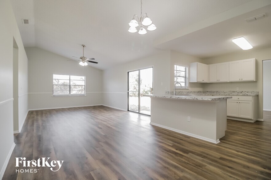 Building Photo - 2416 Lackland Dr