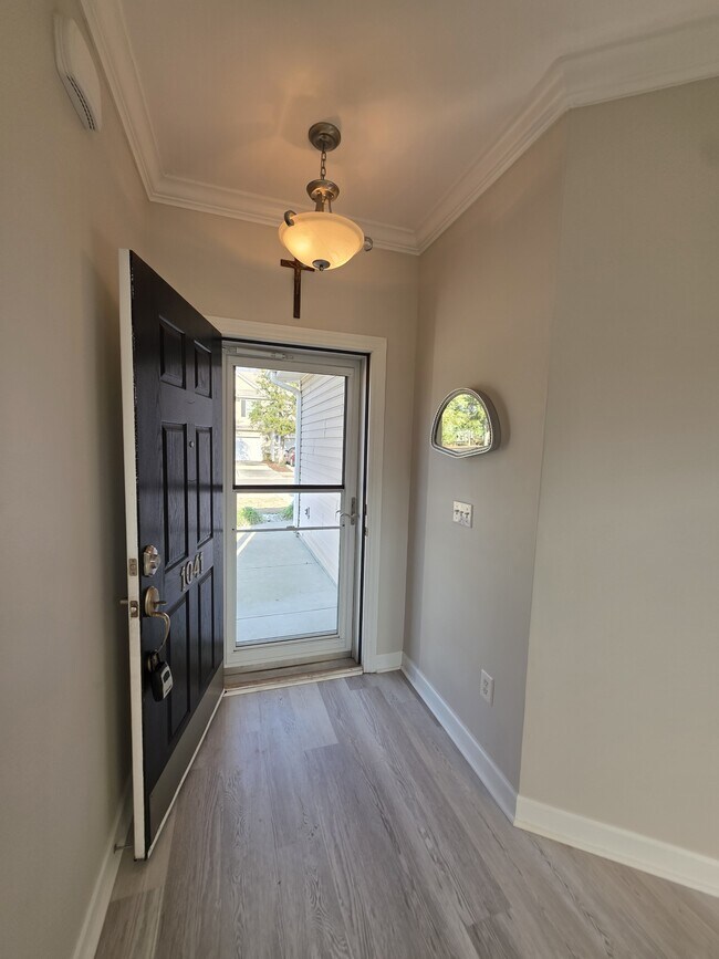 Building Photo - 1041 Fairway Ln