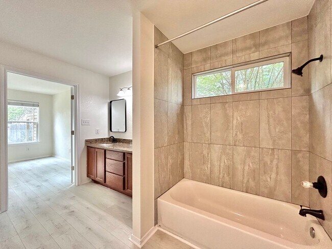 Building Photo - Beautiful 3/BR 2.5/BA Home with Modern Fin...