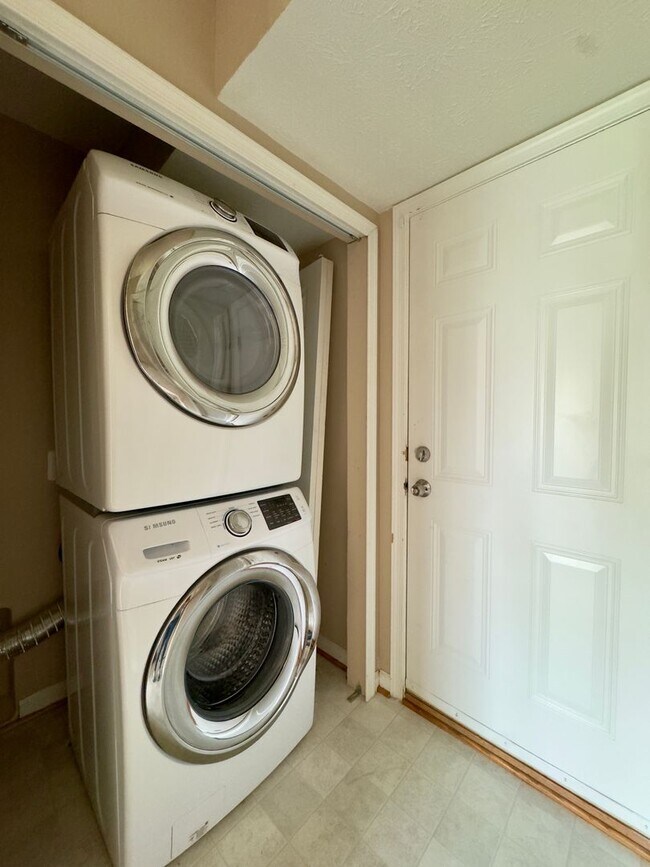 Building Photo - Charming 3BD/2BA/2 Half Bath Townhome with Garage in Aberdeen, MD!