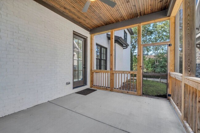 Building Photo - Stunning 5BE/4.5BA in the heart of Green H...