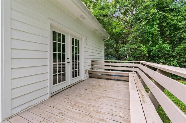 Building Photo - 240 Melrose Ave