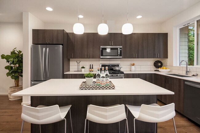 Building Photo - 4Bd/3.5Ba Shoreline Townhome