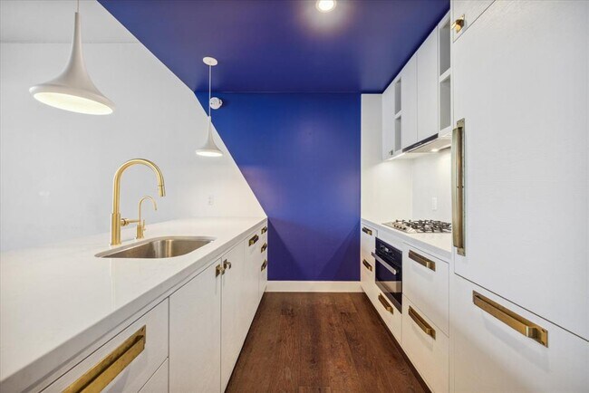 Building Photo - 70 Rainey St