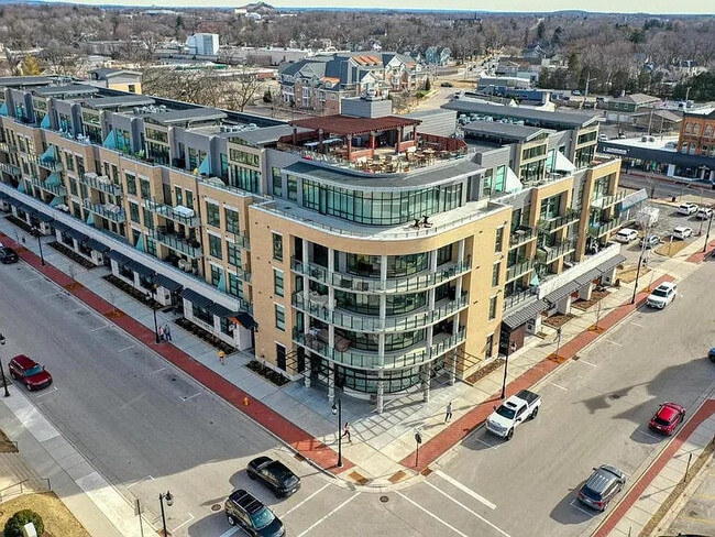 Building Photo - 215 E Pleasant St