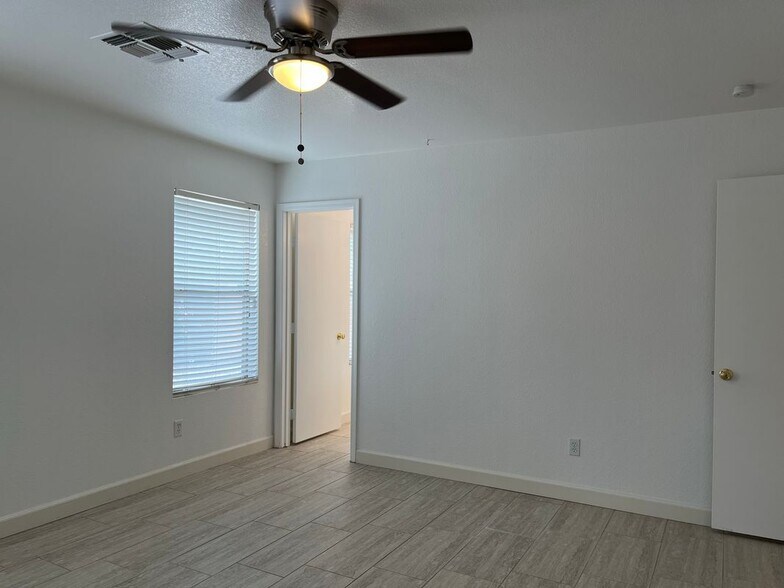 Building Photo - 2403 E Palm Beach Dr