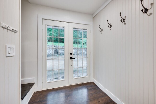 Building Photo - Amazing 3BE/2BA home in the West Meade & H...