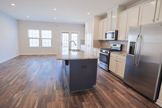 Building Photo - Welcome home to this move-in ready end uni...