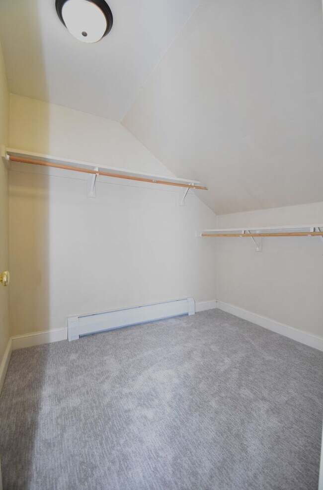 Building Photo - Fantastic end unit condo in Westgate subdi...