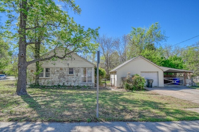 Building Photo - Charming Campus Home!