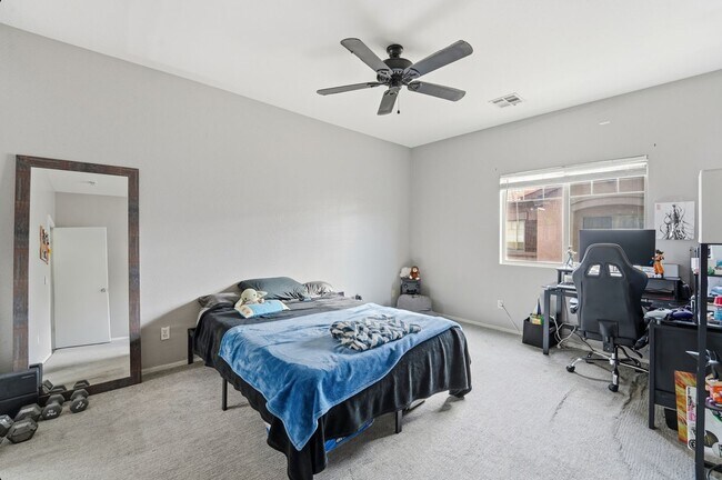 Building Photo - Bright 3-Bed Townhouse in Quiet Gated Community Near ASU