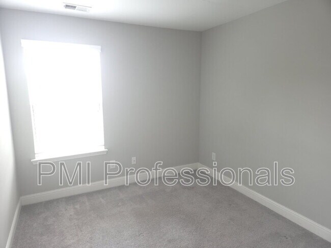 Building Photo - 3180 Parthenon Ave