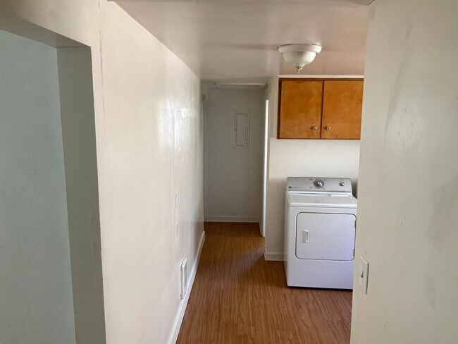 Building Photo - 2 Bedroom Duplex Near UO Campus and Downtown