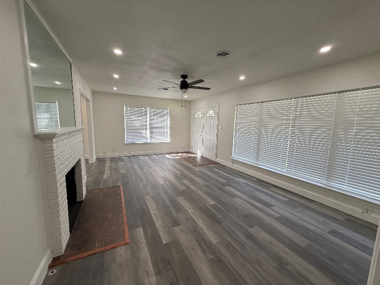 Building Photo - 116 W Park Row Dr