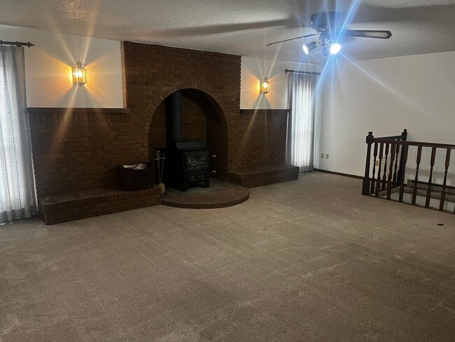 Building Photo - Rare FOUR Bedroom Single Family Home for Rent