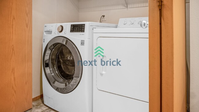 Building Photo - 3 Bed 2.5 Bath Townhouse Available for Rent!