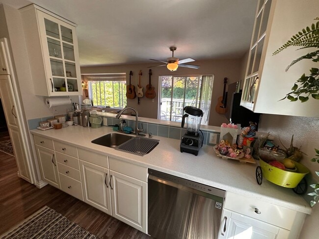Building Photo - Quiet Kirkland Condo near Downtown Availab...