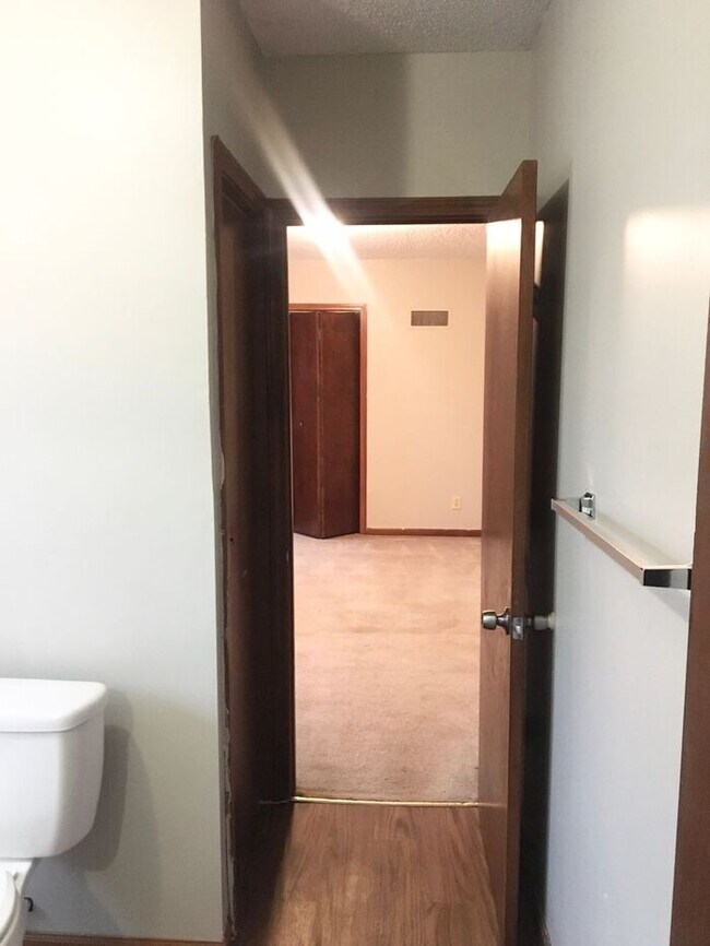 Building Photo - 3 bedroom / 1 bath house for rent - $1100-...