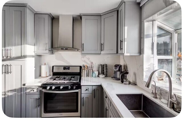 Building Photo - Furnished Home in HB