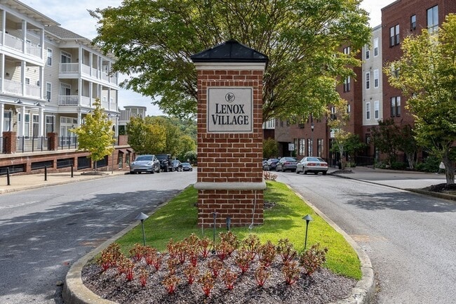 Building Photo - Beautifully maintained 3-bedroom, 2-bath townhome in Nashville’s highly desirable Lennox Village