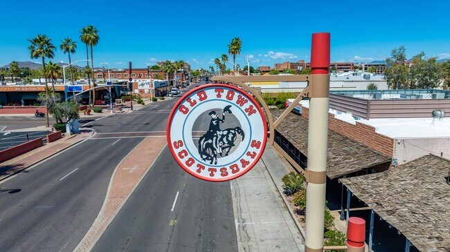 Building Photo - 7027 N Scottsdale Rd