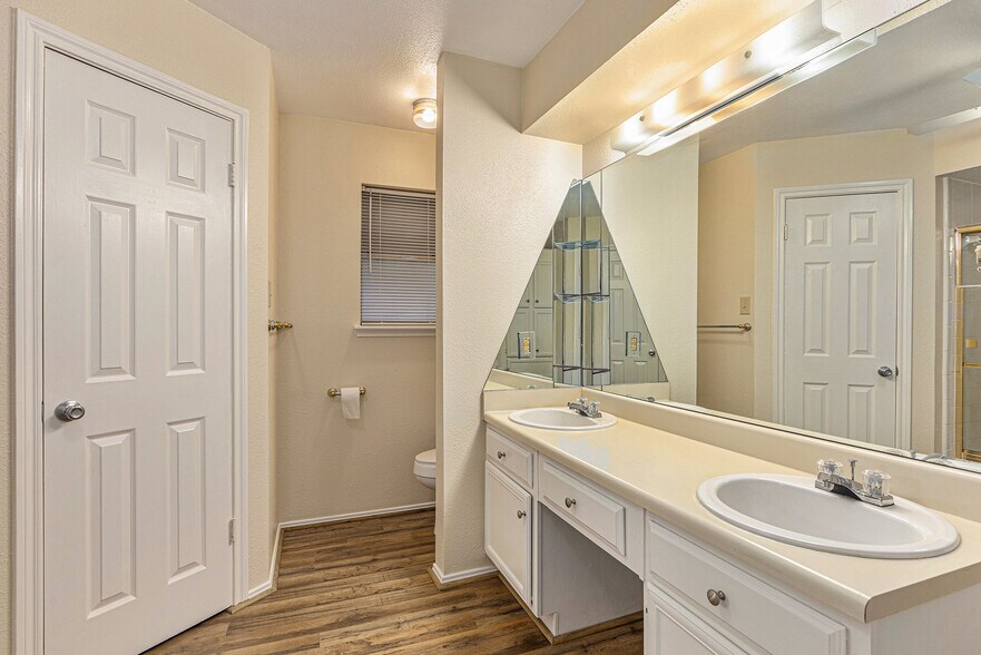 Primary Bath - 508 Clarence St