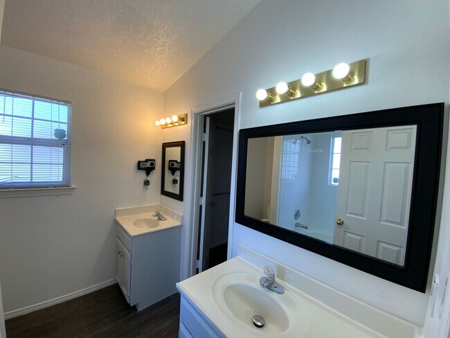 Building Photo - 3 Bedroom Single Story Home Available Near Irving Blvd NW & Eagle Ranch Rd!